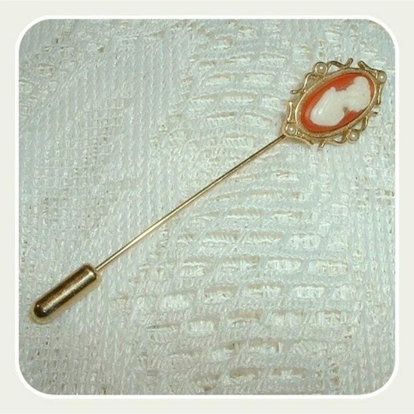 Vintage Avon Gold Tone Cameo Stick Pin - Picture 1 of 3